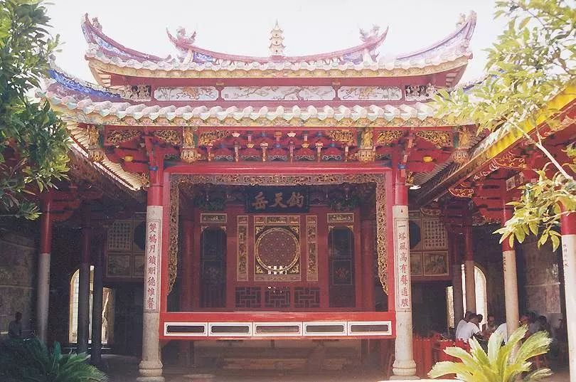 历史渊源,看到了一座造型别致的阁楼式戏台,是闽南一带现存稀有古建筑