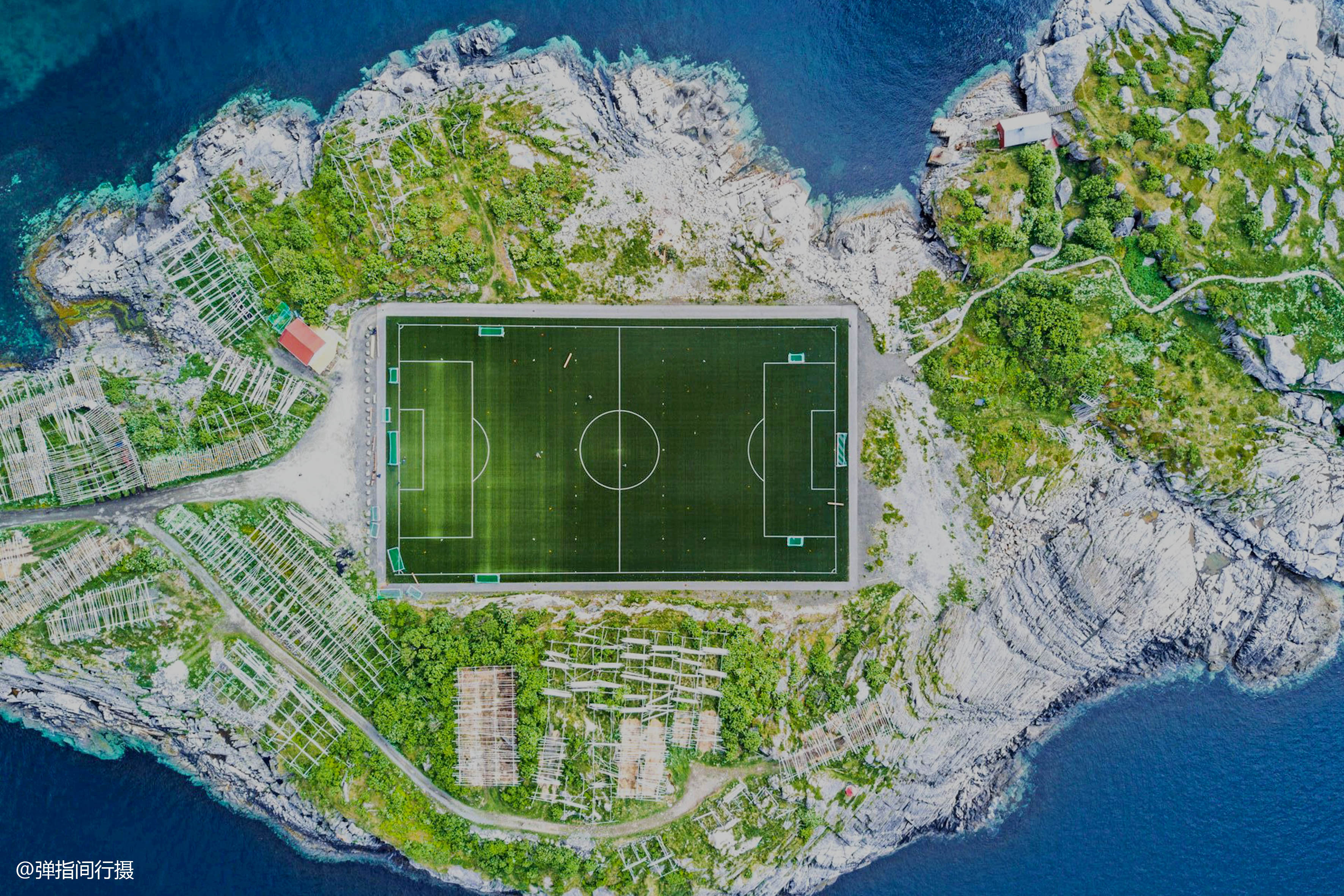 原创挪威有座绝美足球场建在北极圈里的小岛上俯瞰像外星人的造物