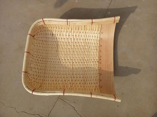 一种铲状器具,用以装垃圾;二是用藤条或去皮的柳条,竹篾编成的大撮子