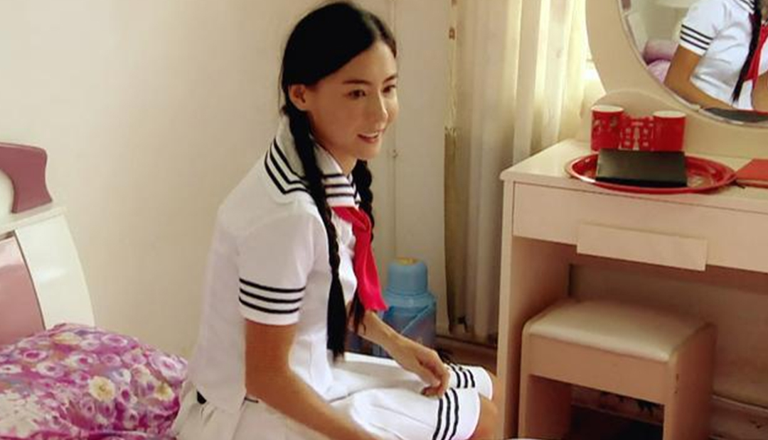 校服,而张柏芝的这一次尝试也是献给了周星驰,在《喜剧之王》中张柏芝