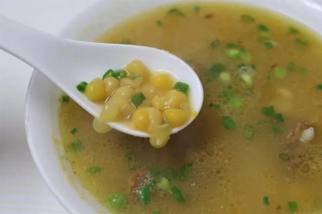 元(圆)豆泡糯米面窝,是一种油炸品,不单独作为早餐,常常跟汤粉,汤面这