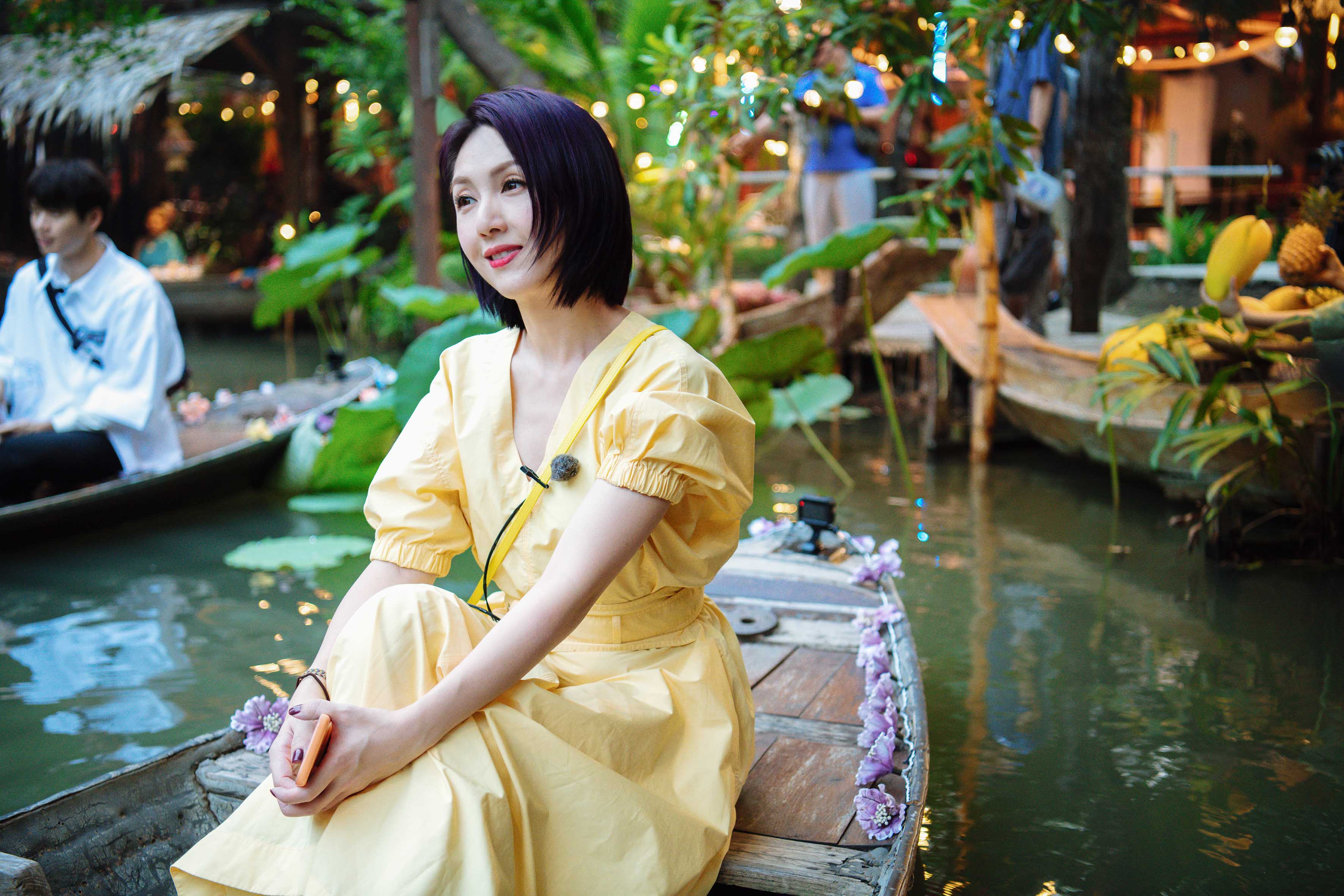 妻子3霍思燕俏皮侧麻花辫配碎花裙李娜绿色花衬衣显特别