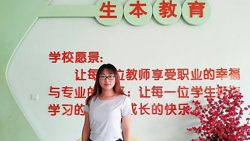 在刘娜老师的笔记本里写着这样一句话:" 教育的本质就是,一棵树摇动另