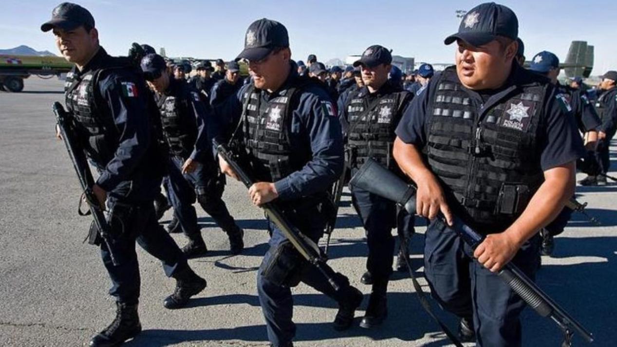 墨西哥毒贩闯入城镇,持重武器大开杀戒,4名警员殉职多人失踪