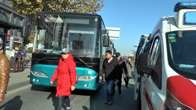 济南两公交同时进站刹车太急追尾，致使五名乘客受伤