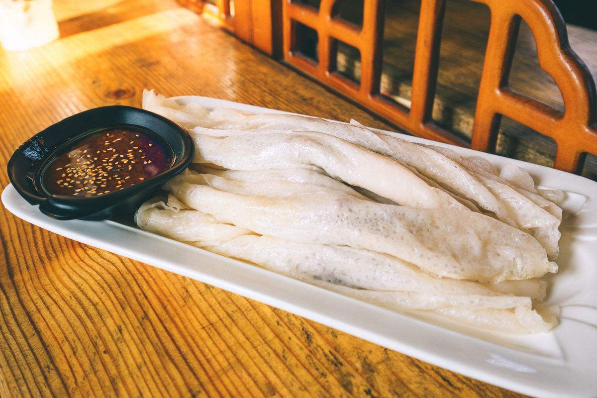 饼薄如纸,银白透亮的陕西子长特色煎饼