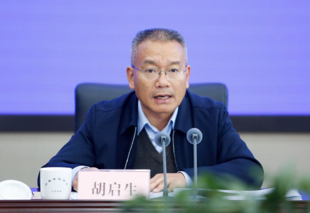 胡启生对每项重点工作情况逐一进行提问和点评,并不时与大家交换看法