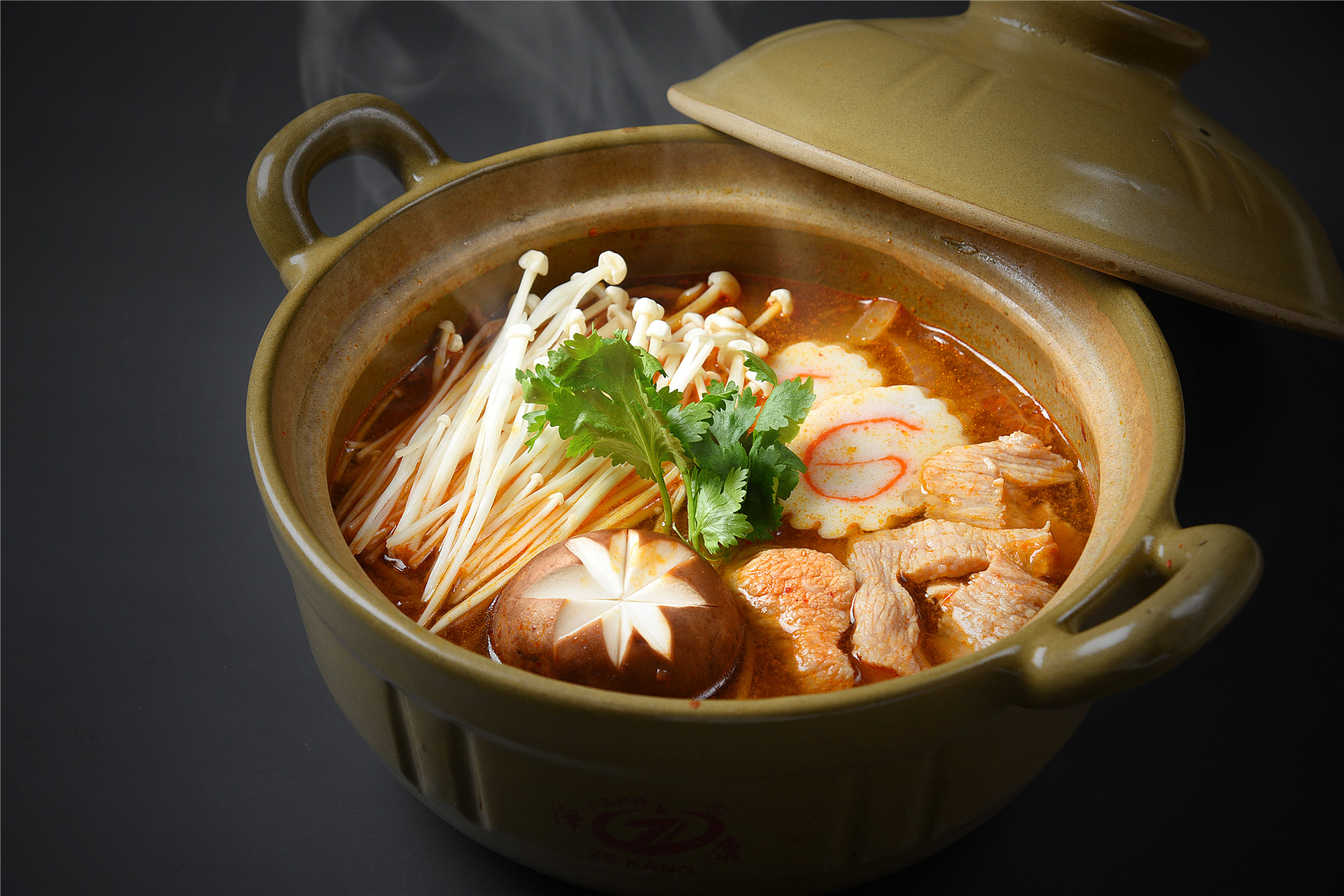 本月日本餐厅推荐菜《猪肉泡菜锅》,以慢煮熬制的豚骨汤做底的日式寿