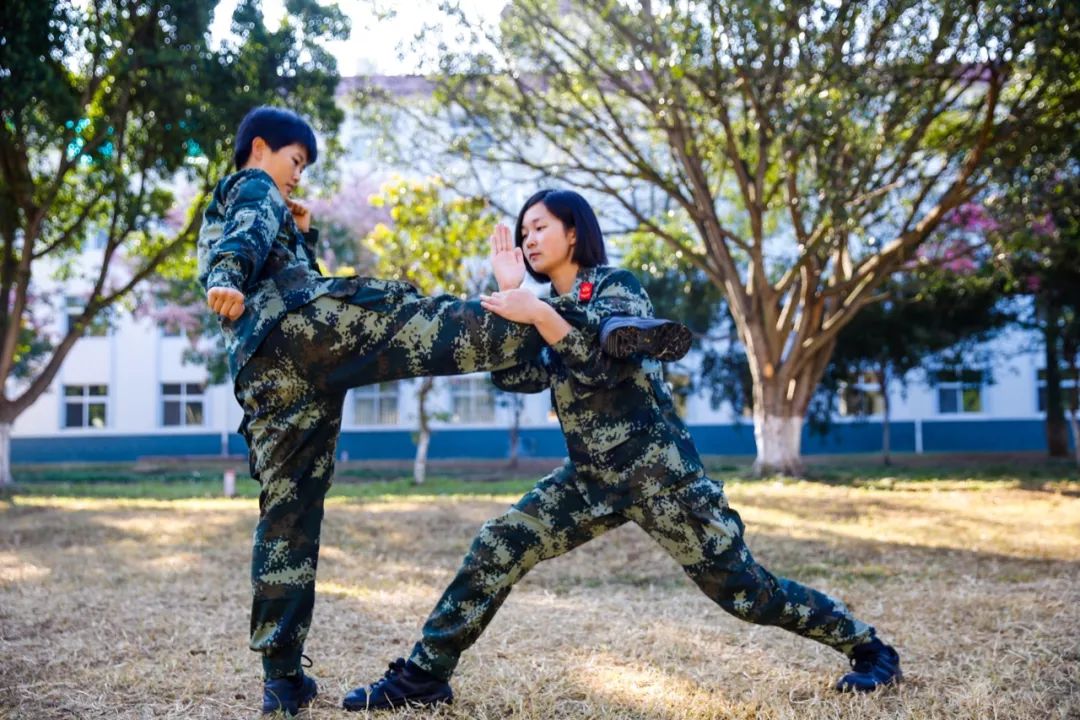武警女兵训练图片