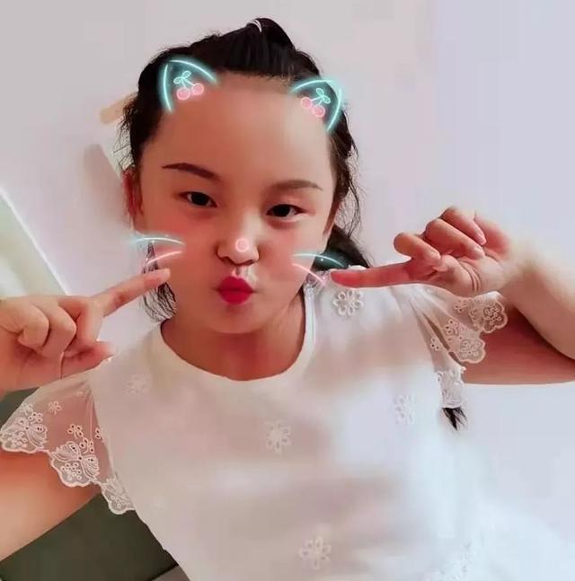 生活中的萱萱在涉及到孩子未来教育方向时,傲萱妈妈表示不会给孩子