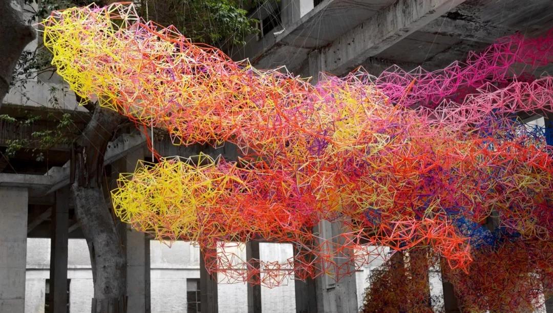 的不规则结构▼艺术作品《城市迟疑》,由中国哲外艺术设计团队制作