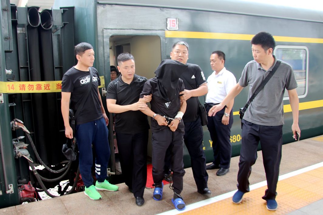 建功新时代先锋颂王飞刑警本色忠诚卫士