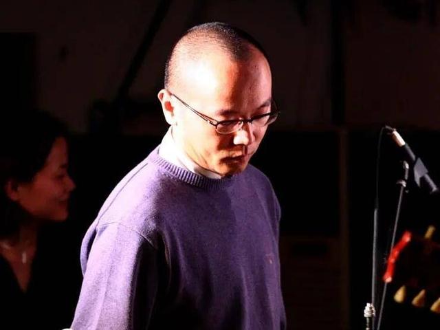 窦唯骑电动被偶遇,低调朴素成常态,与前妻王菲人生境遇大不同