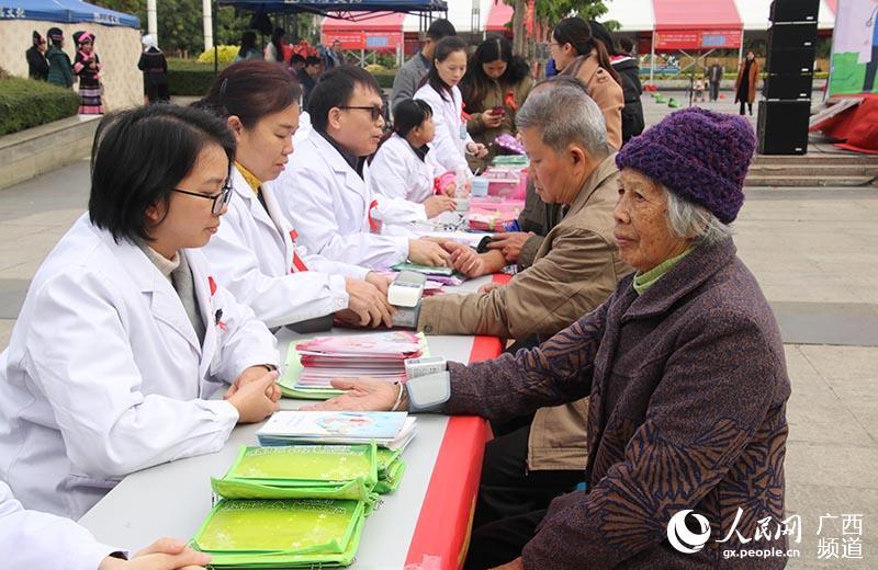 大新县开展社区动员同防艾健康中国我先行活动