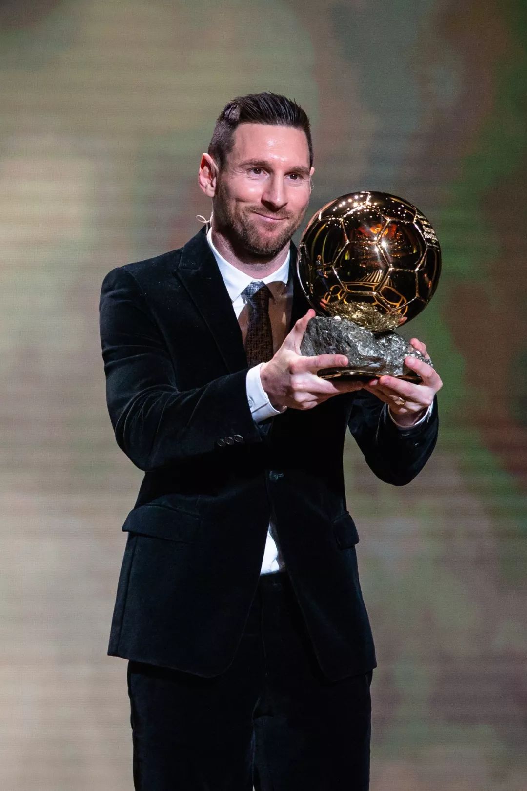 梅西成为首位六次夺得金球奖的球员!_欧洲
