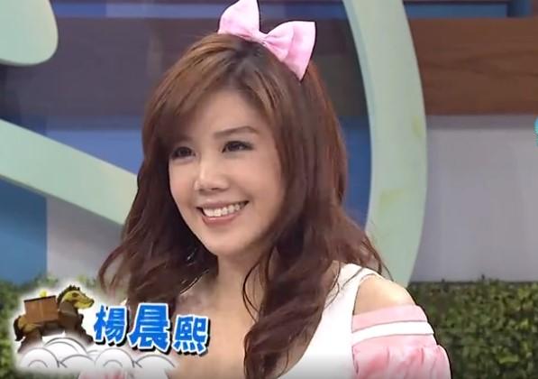 知名女主持疑似婚前出轨,未婚夫花十年追到她,今被曝约见神秘男_台湾