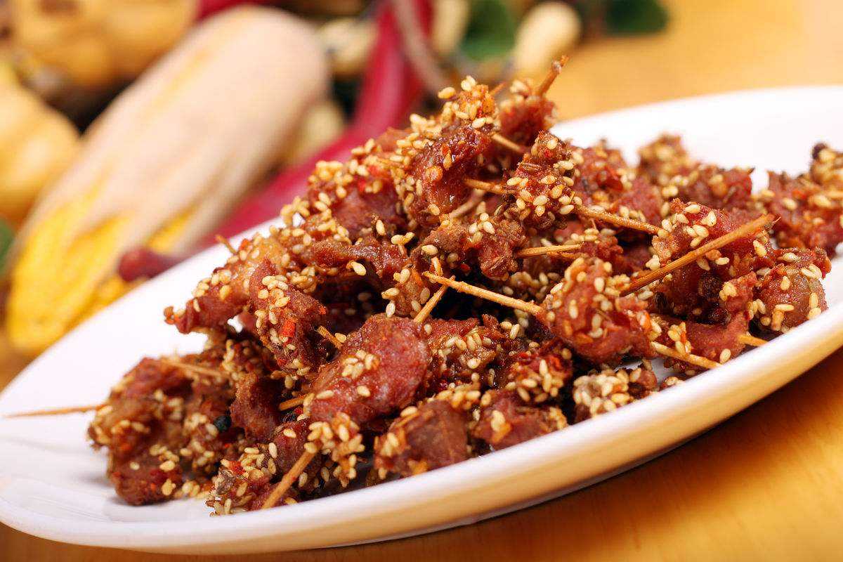 所需材料:猪肉250克,油,盐适量,孜然粉1茶匙,辣椒粉1/2汤匙,芝麻1汤匙