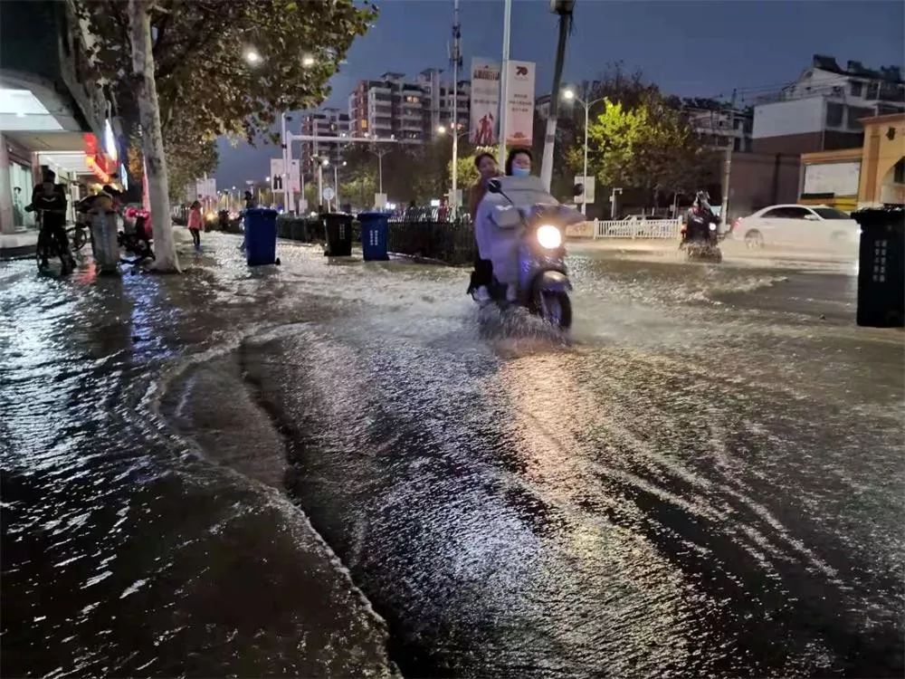 第一現場淮南一處水管爆裂積水封路附現場視頻