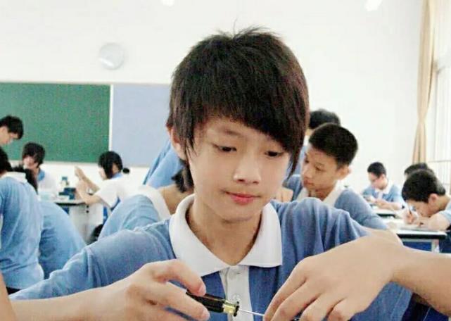 原创许凯从小帅到大非主流刘海也压不住的颜值难怪小学就有控评