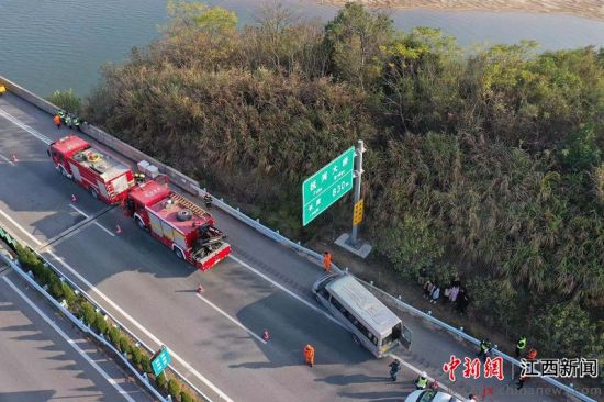 本次演练模拟南城养护所崇岗养护站工作人员在金抚高速k68 000抚河