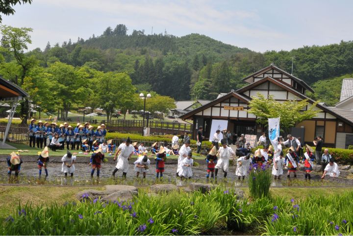 在这点上,我们不妨来看看日本近来被称为"神奇驿站"的群马县川场村道