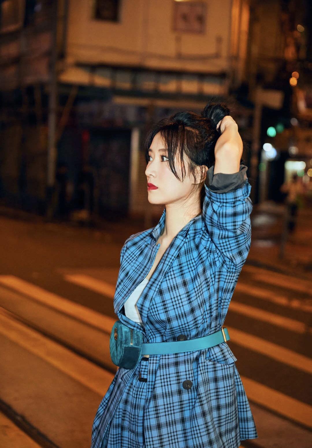 李念真会装嫩穿蓝色格子西服套装干练时尚扎丸子头发型更减龄