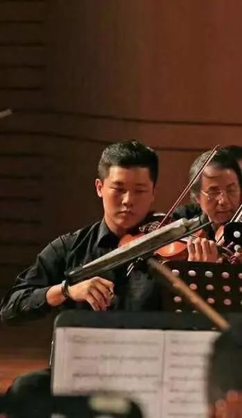 长源启蒙学习小提琴,先后师从于著名音乐教育家,演奏家李牧真,杨秉荪