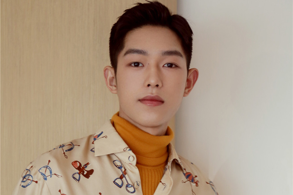 王锵印花衬衫男友风亮相 任演讲嘉宾首谈入行经历