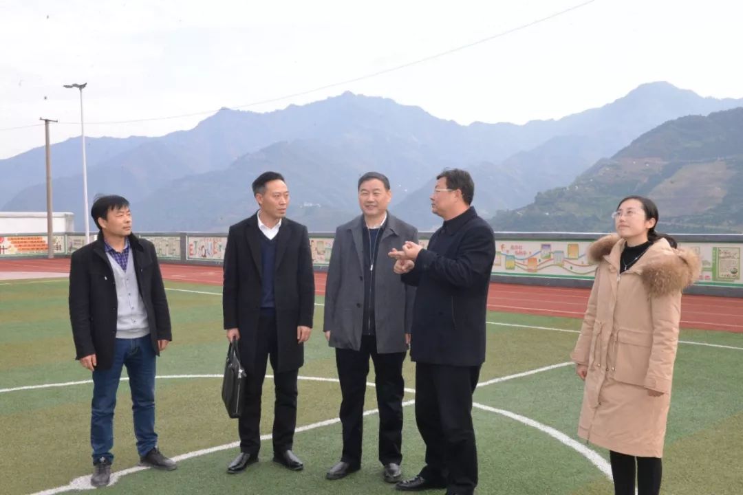 12月3日,省教育厅党组成员,副厅长,省委教育工委委员徐雁冰一行赴秭归