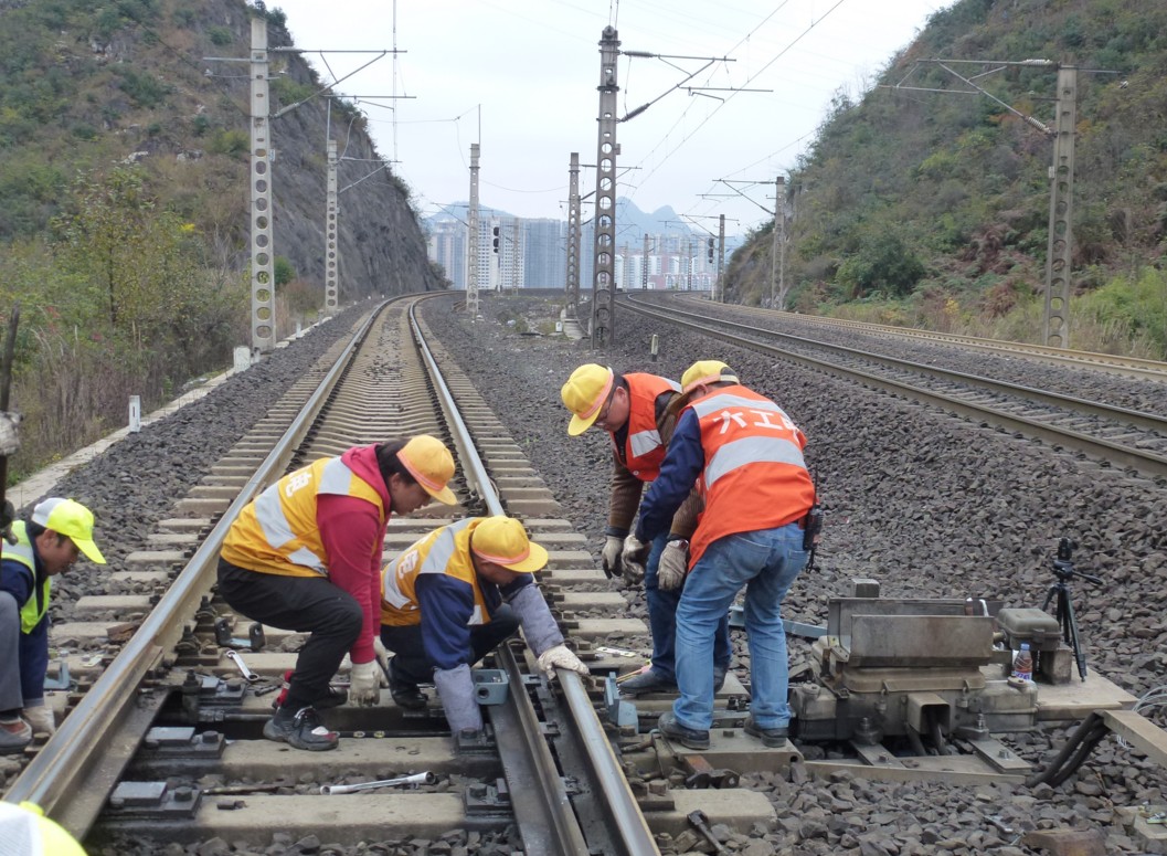 六盘水工电段开展道岔杆件整修为设备强筋健骨保安全