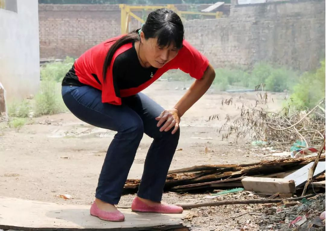 她9岁失去右臂,35岁又失去了丈夫,命运坎坷,但誓不低头