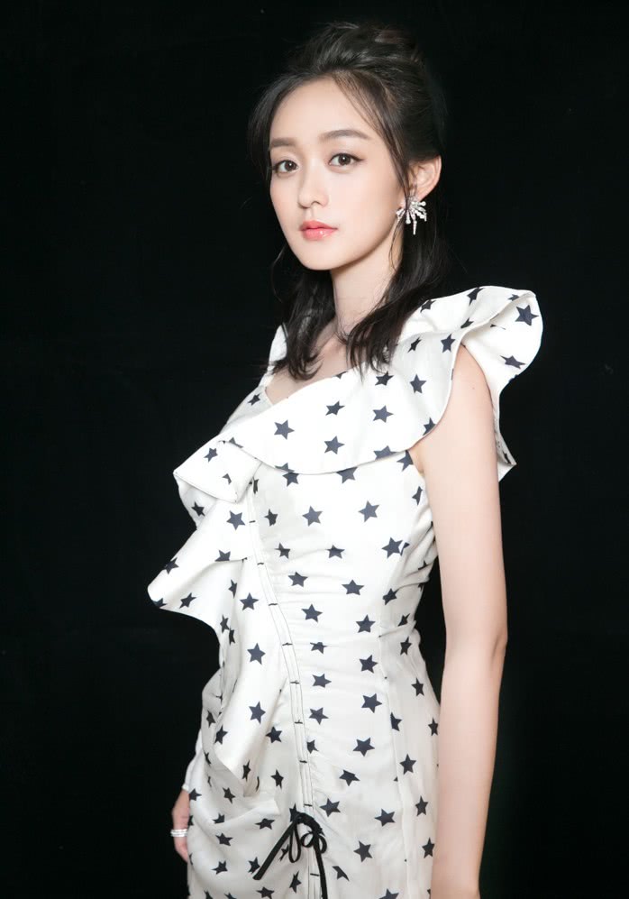 她是白敬亭放在心里5年的女孩,如今穿碎花裙亮相,美成18岁!_何泓姗