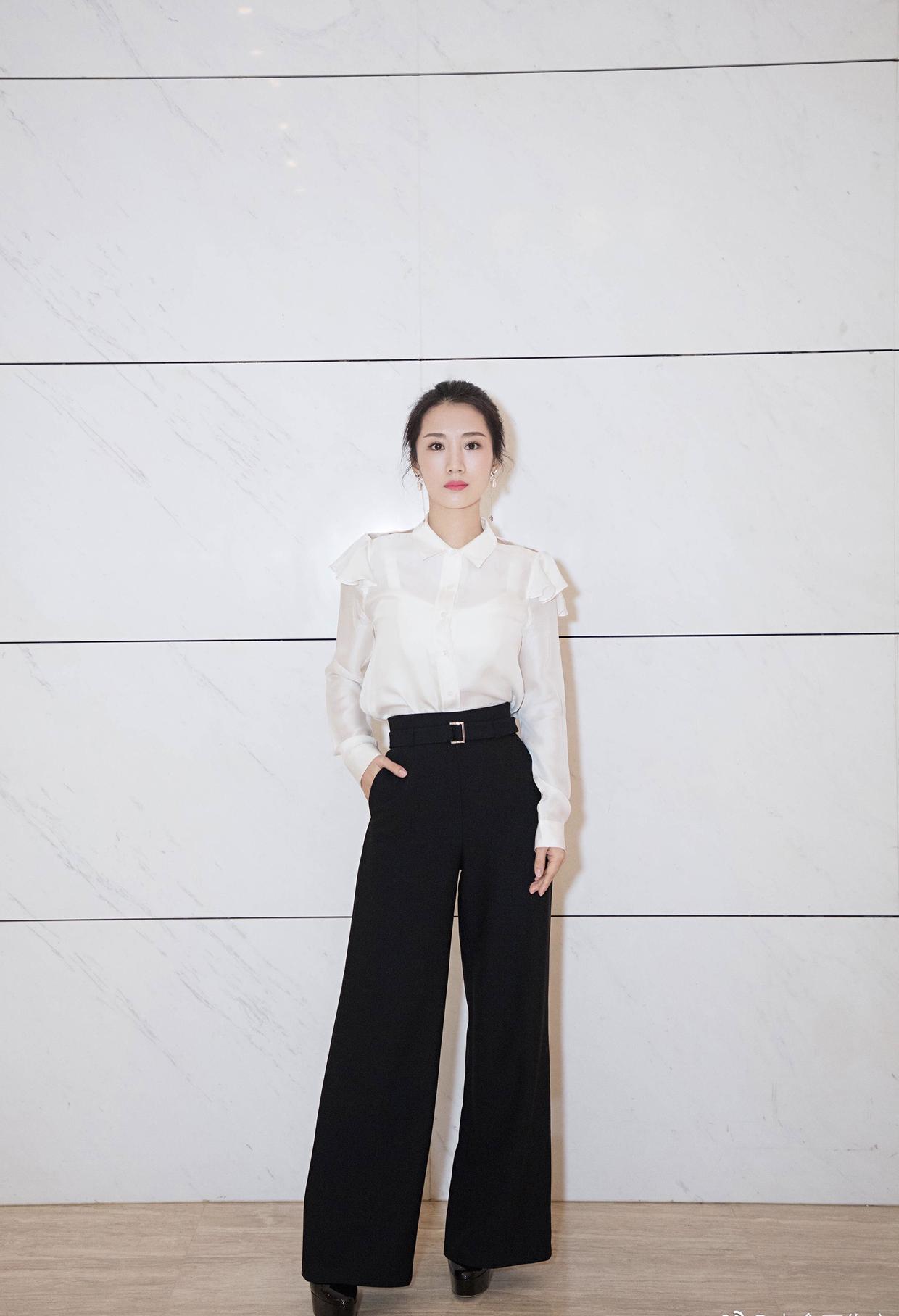 李念真会装嫩穿蓝色格子西服套装干练时尚扎丸子头发型更减龄