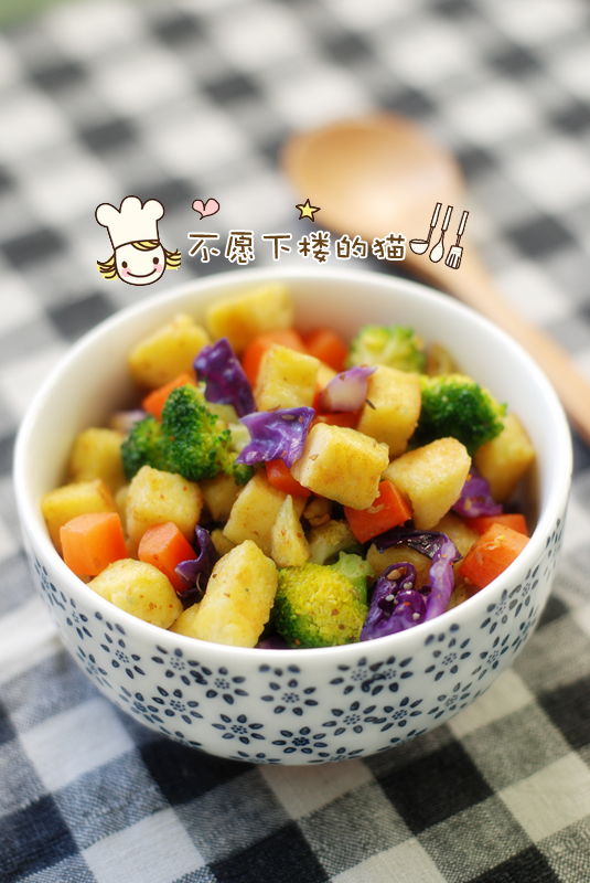 给剩馒头来个华丽变身,五彩馒头丁不仅色彩诱人,营养也很丰富