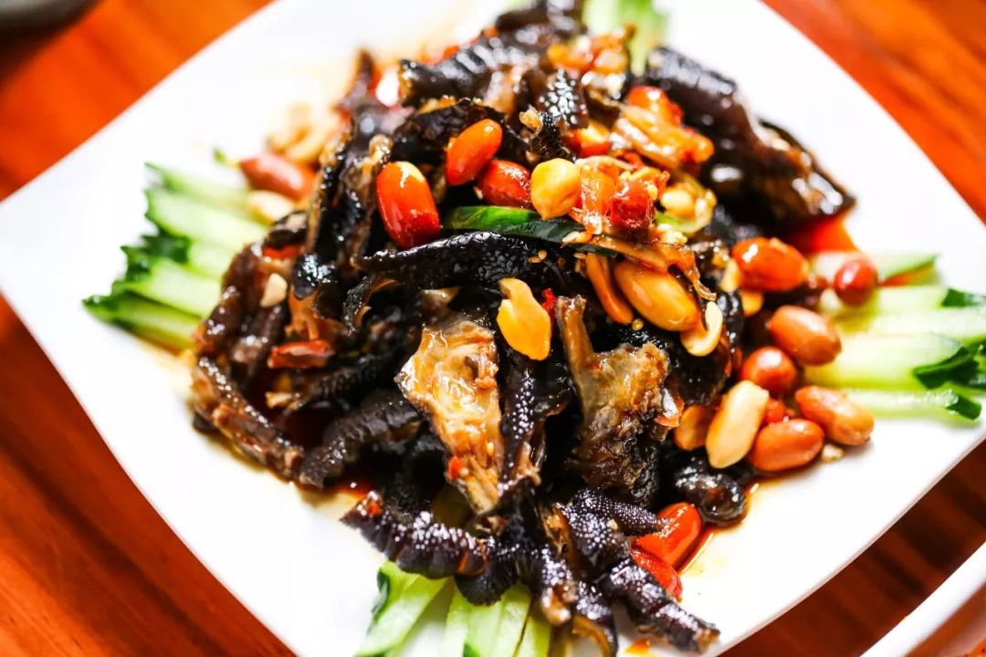 无骨凤爪 是用乌鸡爪为食材哟~酸爽过瘾,脆爽弹牙! 薯条,鸡米花