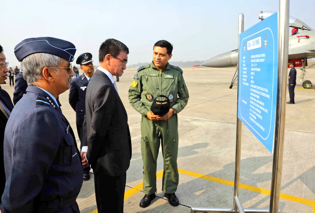 日防卫大臣参观印苏30mki 坐进机舱感受_印度空军