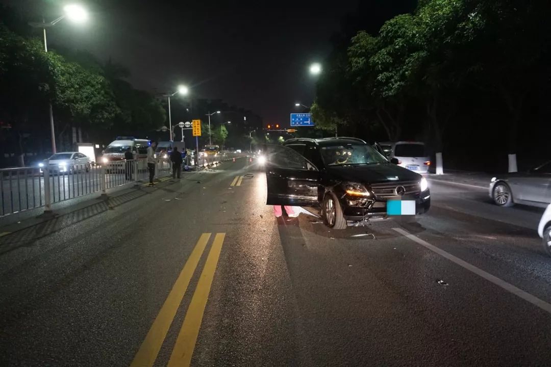 潮汐车道逆行东莞男子正面与轿车相撞现场惨烈