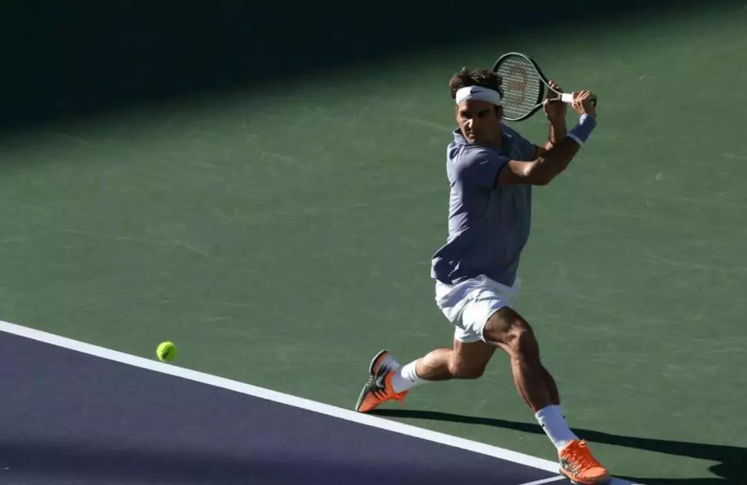 费德勒攻击性反手切削最后一点就与很多职业球员不同