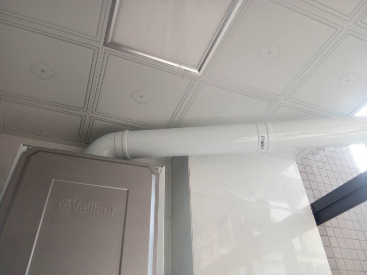 绝对禁止在烟道上晾晒衣物等.4.检查壁挂炉烟管是否畅通3.