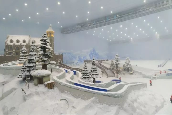 南宁万达茂冰雪王国的娱雪乐园是南宁最大的滑雪场,有冰雪过山车,滚筒