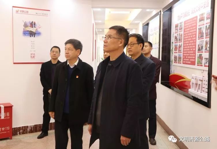 王天中局长实地观摩了我局机关文化建设,参观了干线公路路网监控指挥