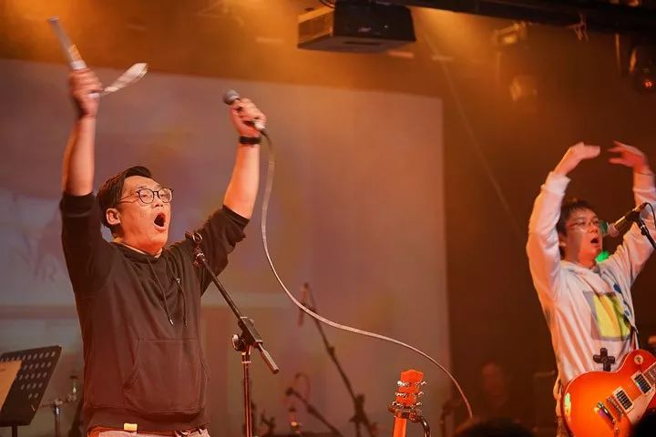 永不消失的活泼--青年小伙子在日谈朋友音乐会的现演猛图|跟宇宙结婚