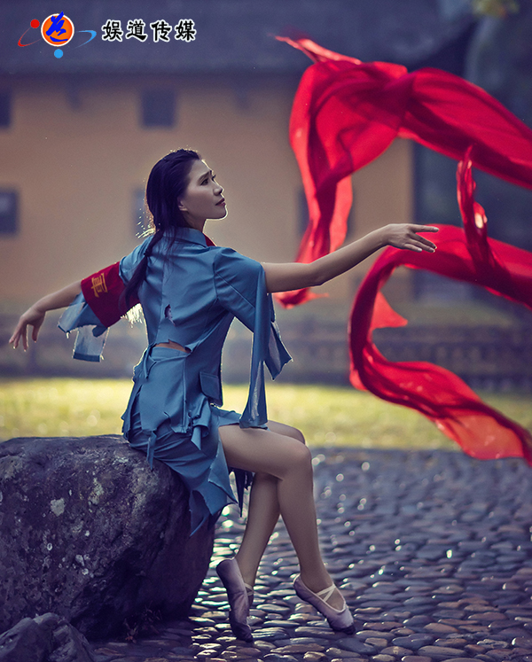 德艺双馨艺术家夏冰传承红色基因再上井冈山