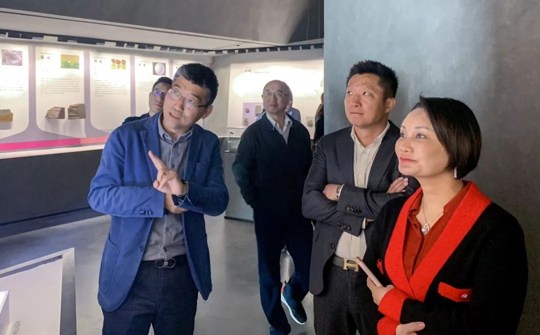 红星美凯龙控股集团副董事长车建芳一行莅临英良集团参观考察