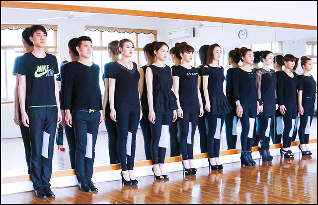 图为羽翼国际模特学员课堂练习贴墙