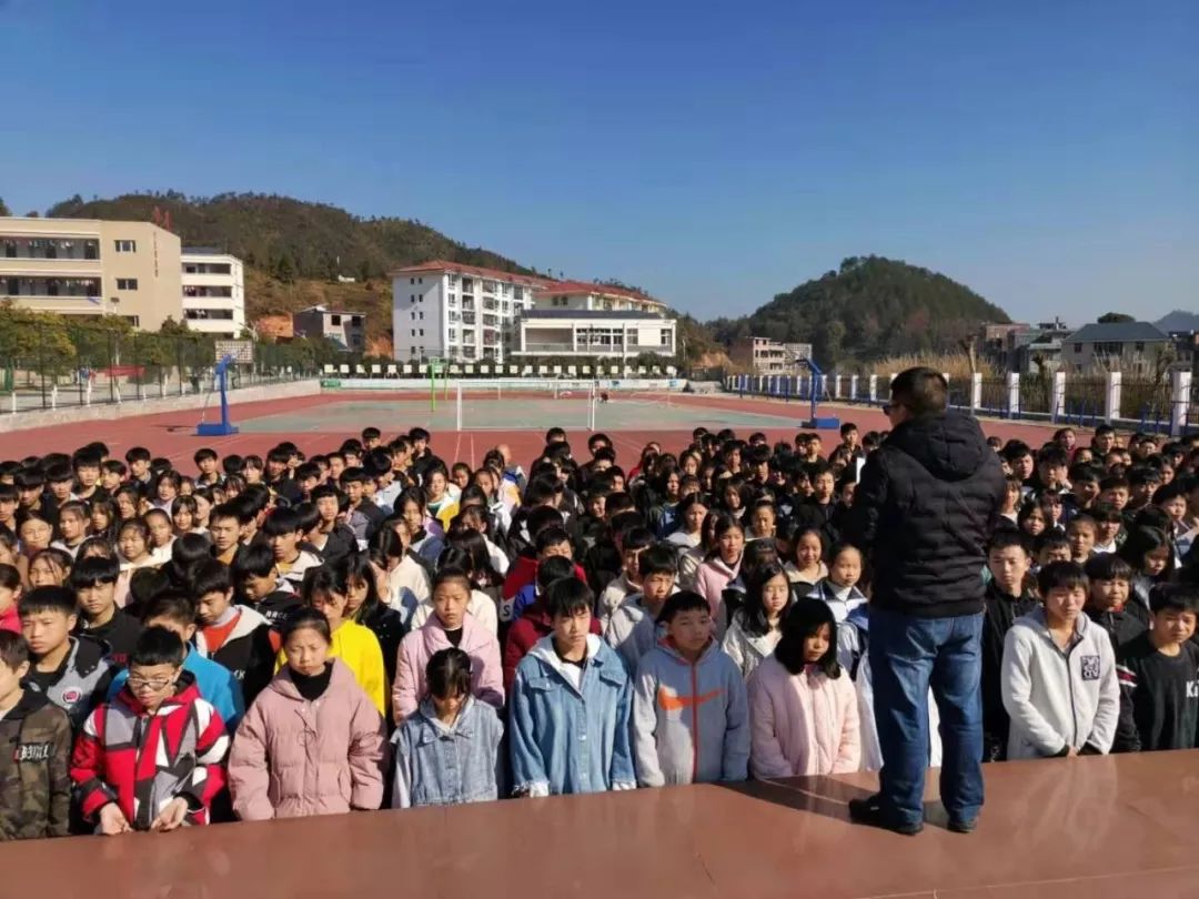 "弘扬宪法精神,建设法制校园"——良村中学开展"国家宪法日"活动