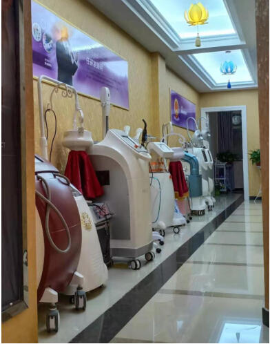 百莲凯江西井冈山旗舰店的诸多功效型产品和多台高科技设备仪器吸引了