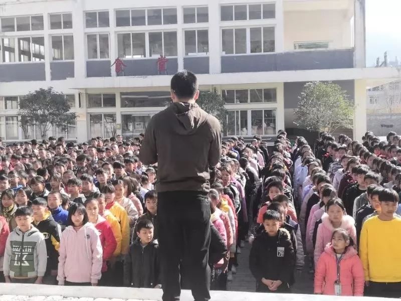 "弘扬宪法精神,建设法制校园"——良村中学开展"国家宪法日"活动