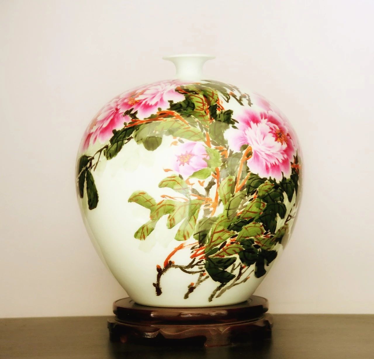 早期的瓷画又称瓷板画,源于"瓷都"景德镇,是书画艺术与瓷器艺术的结合