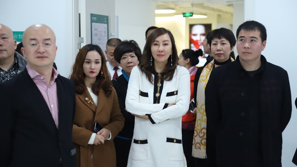 (尊尚柏丽董事长肖莉女士带领崔红波会长和商会代表参观)